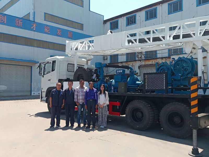 東南亞客商考察我廠(chǎng)BZCF150 鉆機(jī)